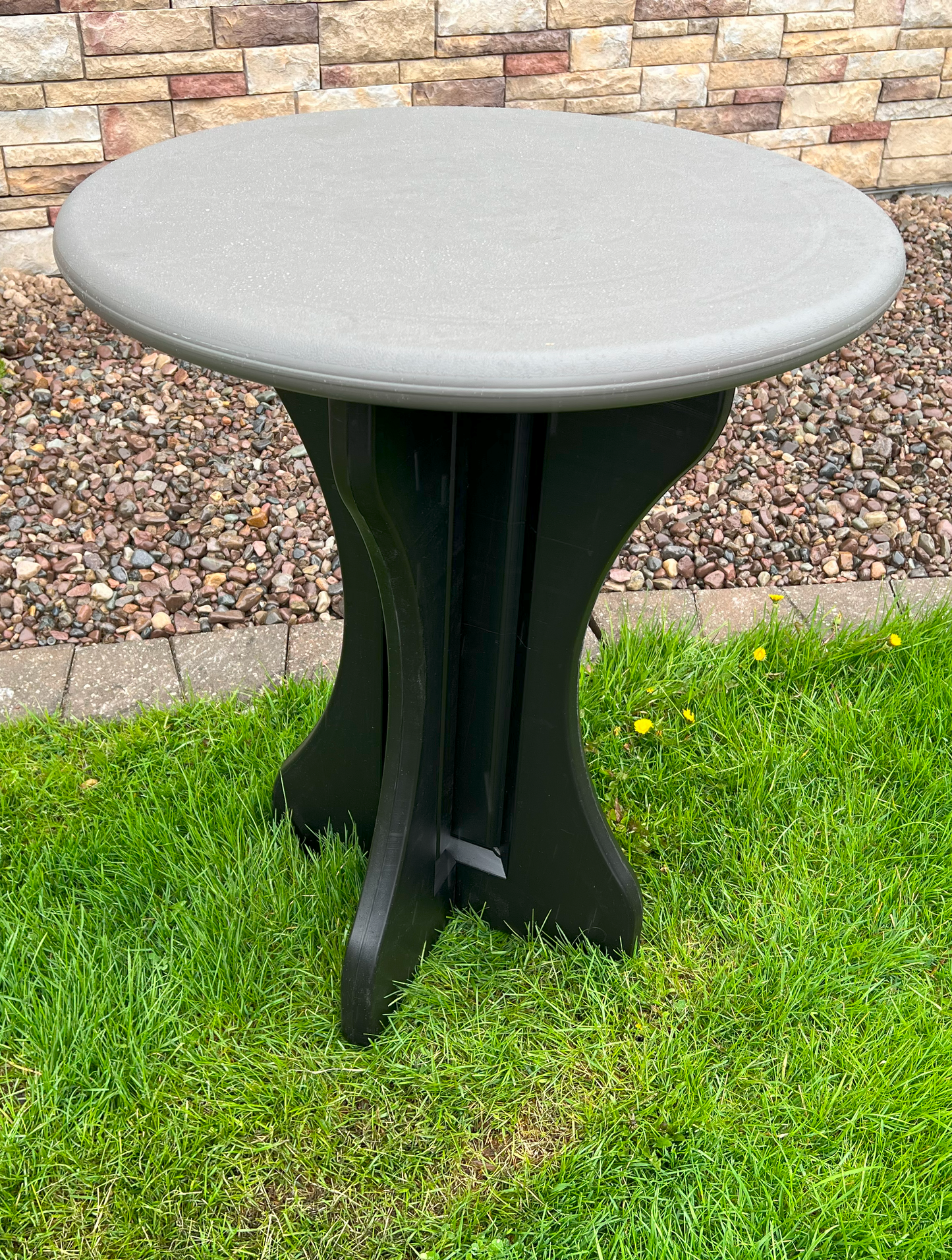 Leisure Accents Table & Stools - Leisure Accents