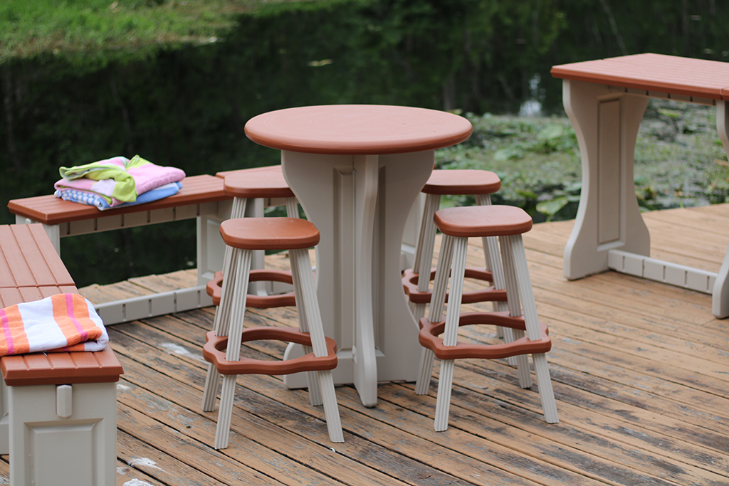 Leisure Accents Table & Stools - Leisure Accents